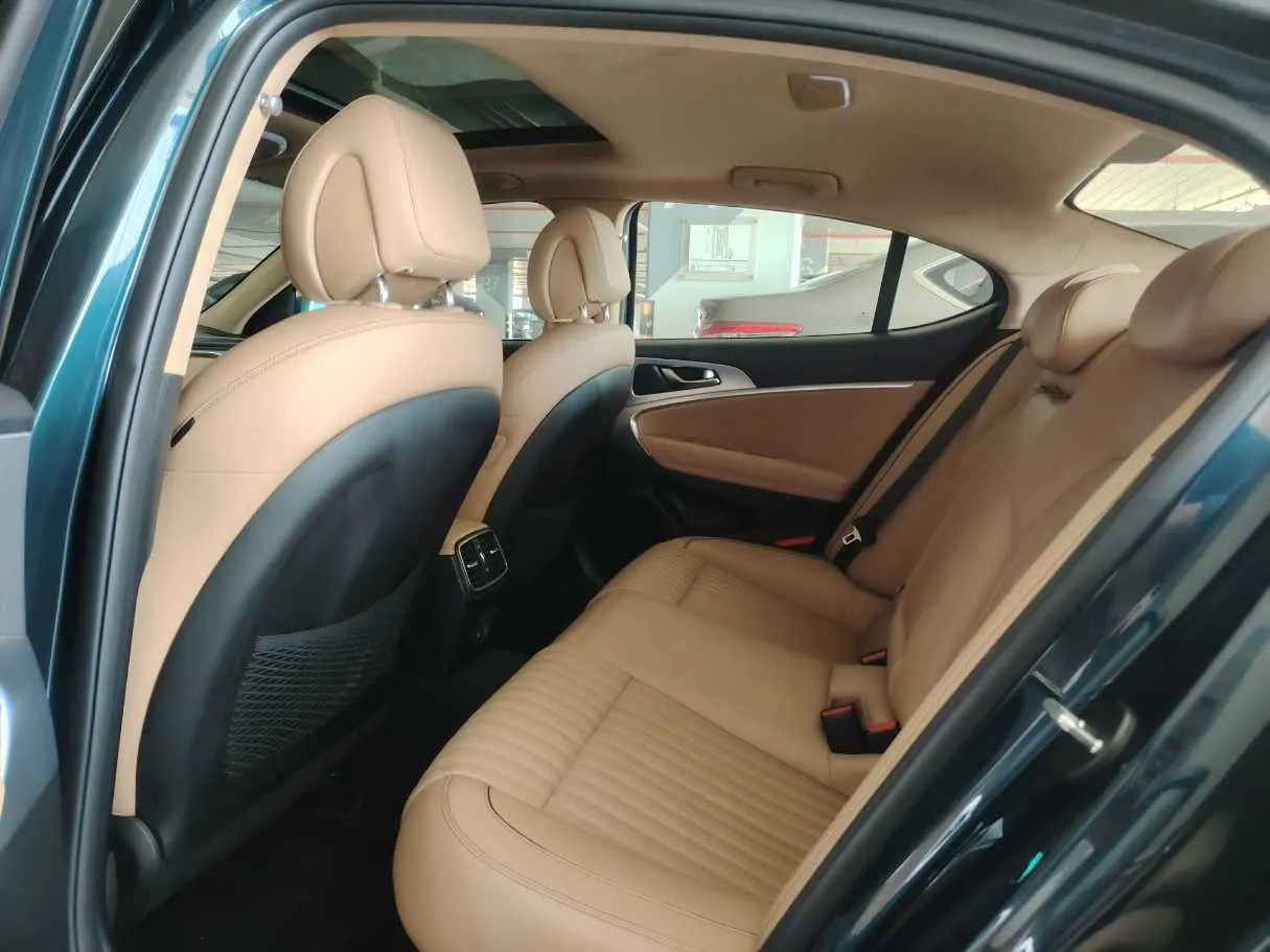 Car image 18