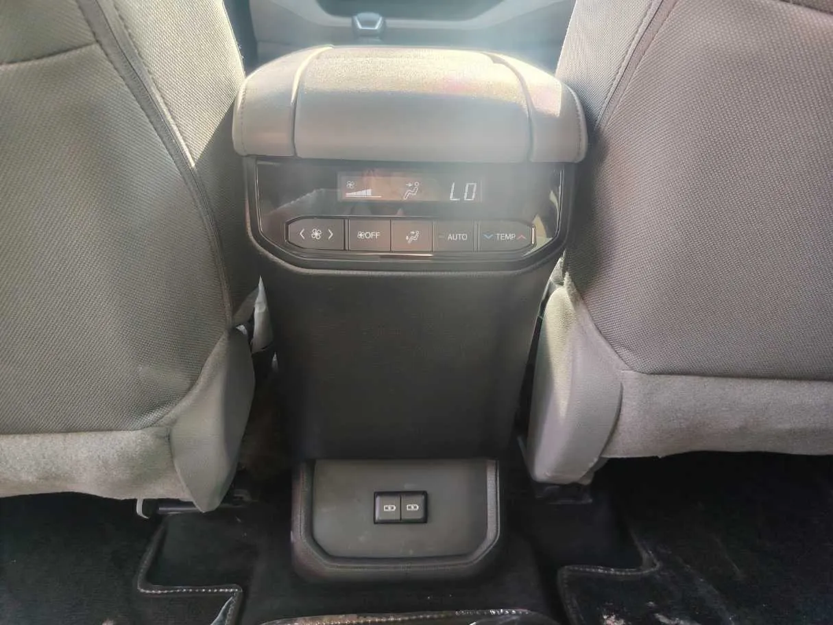 Car image 28