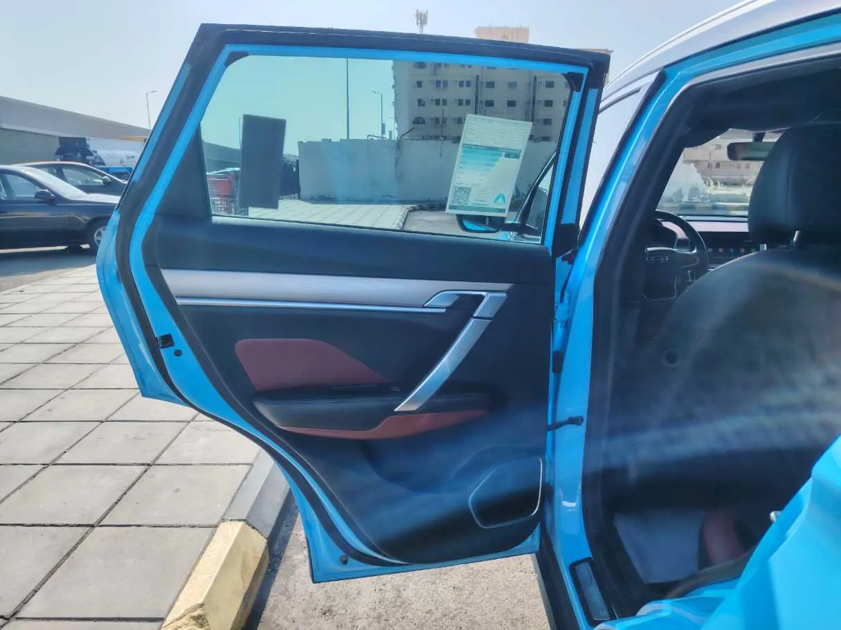 Car image 14