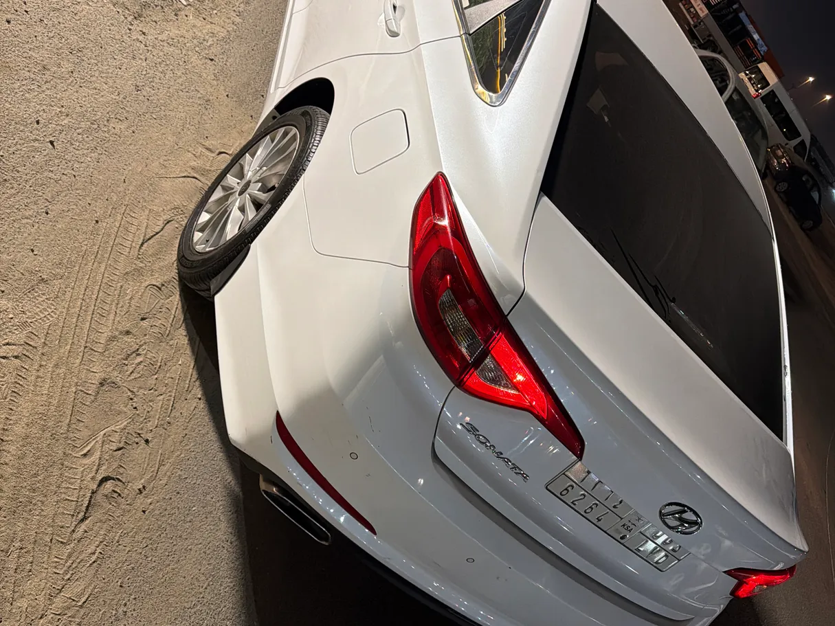 Car image 4
