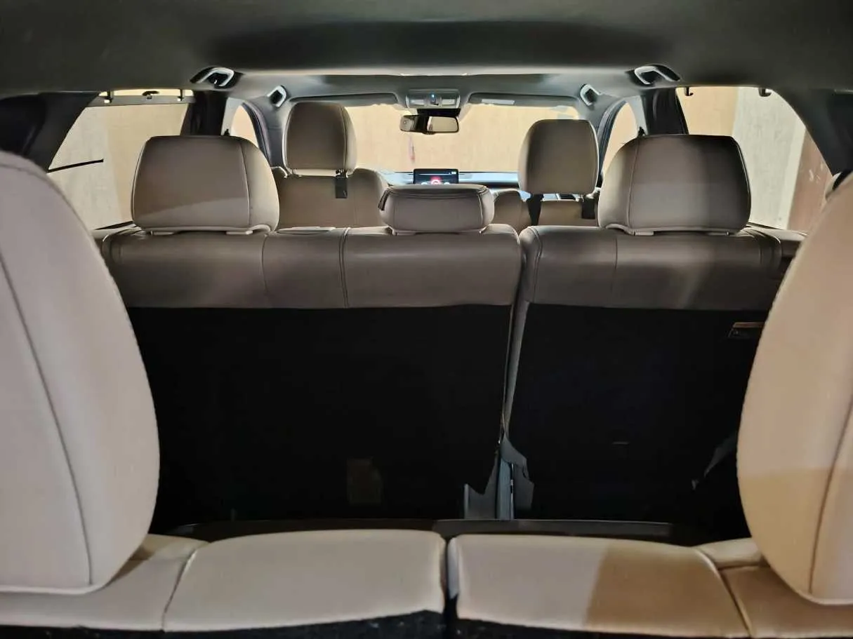 Car image 30