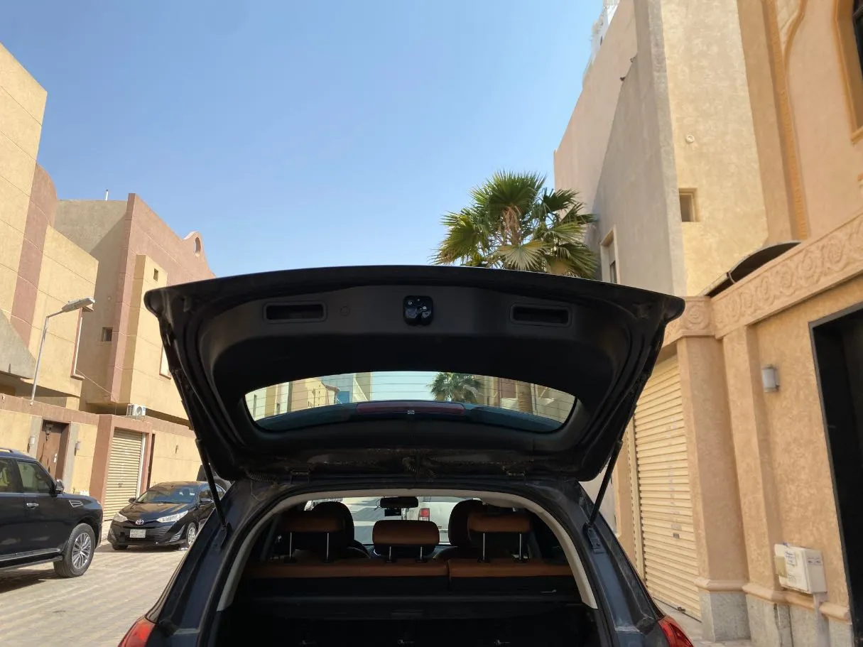 Car image 19
