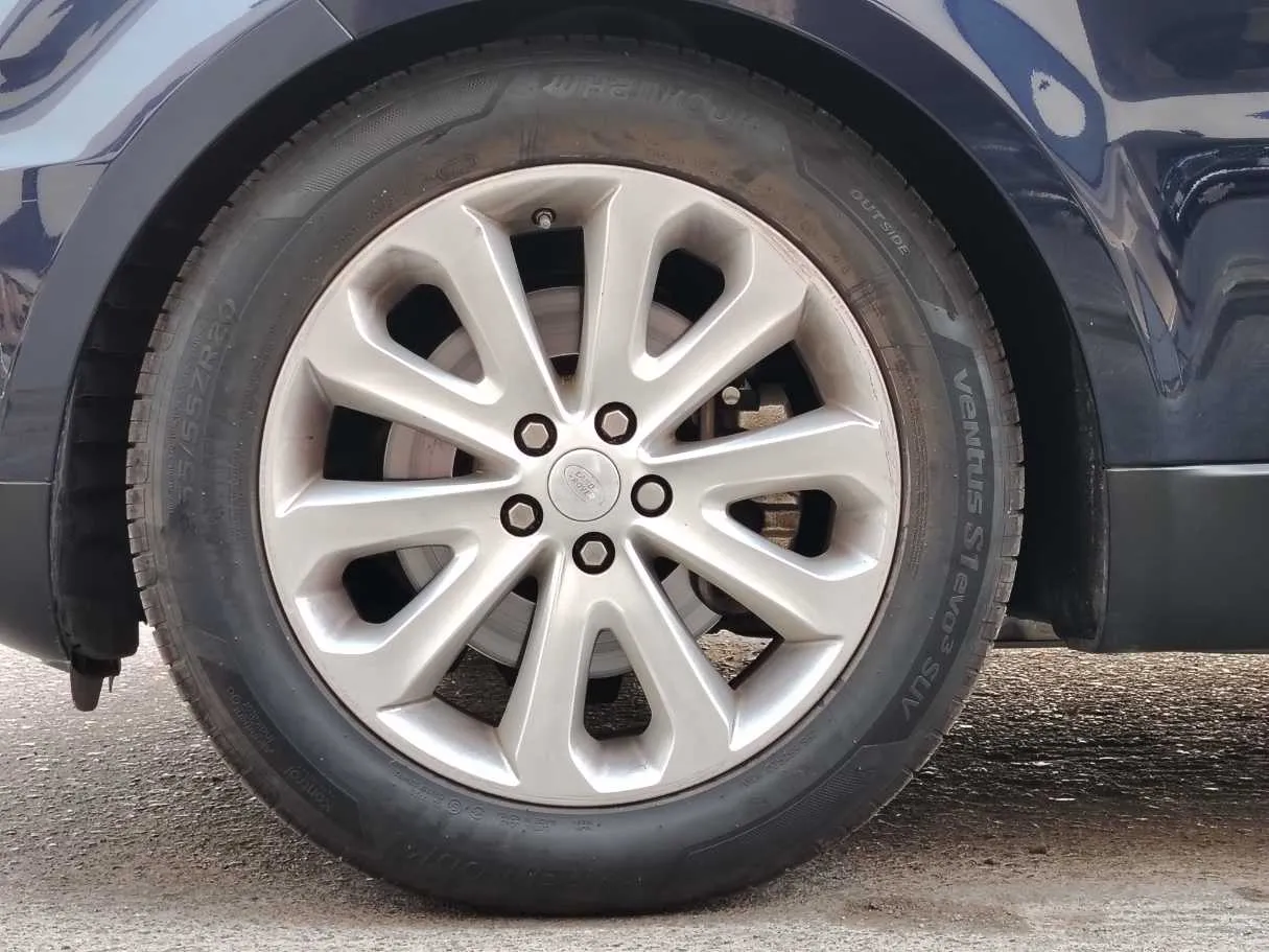 Car image 10