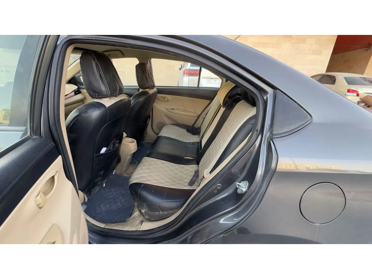 Car image 12