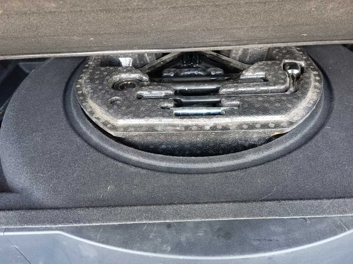 Car image 26