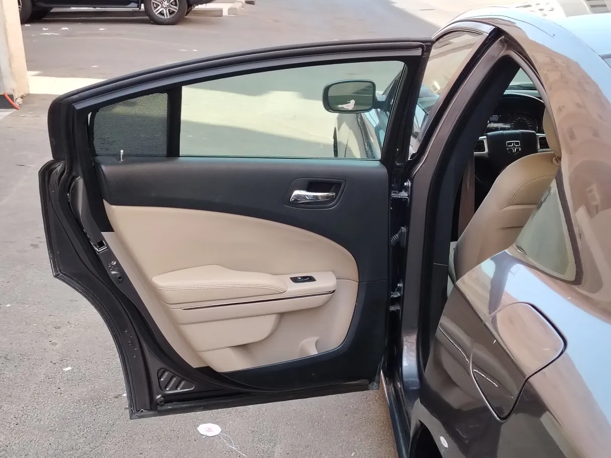 Car image 14