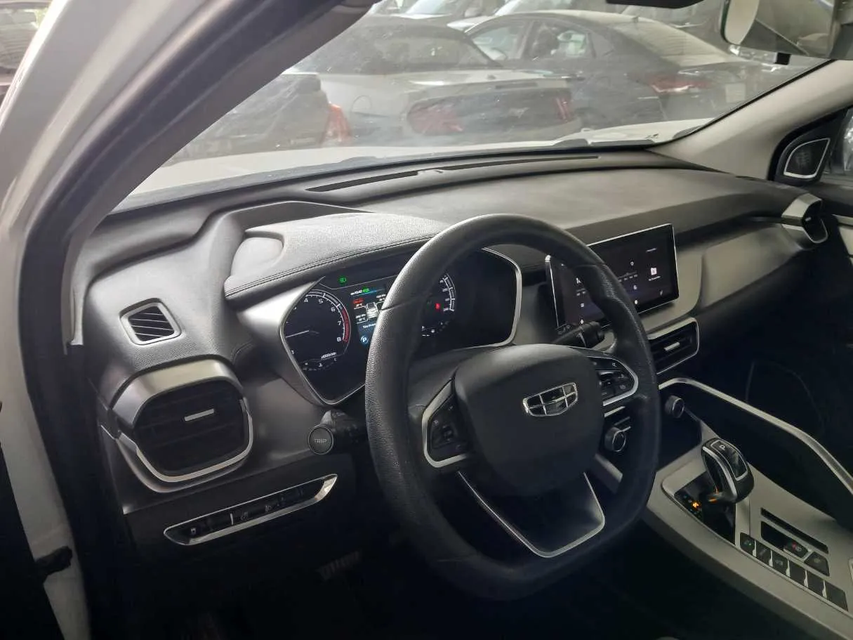 Car image 10