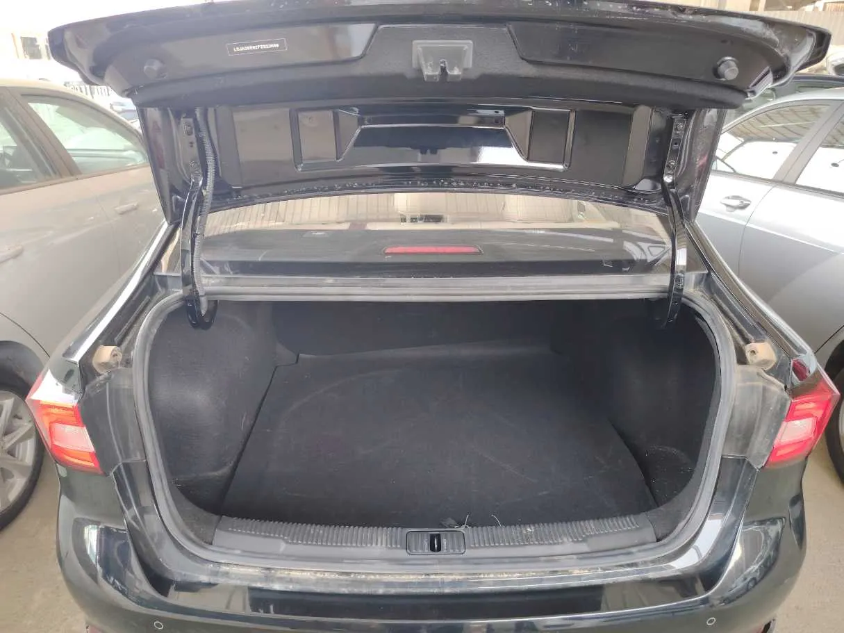 Car image 32
