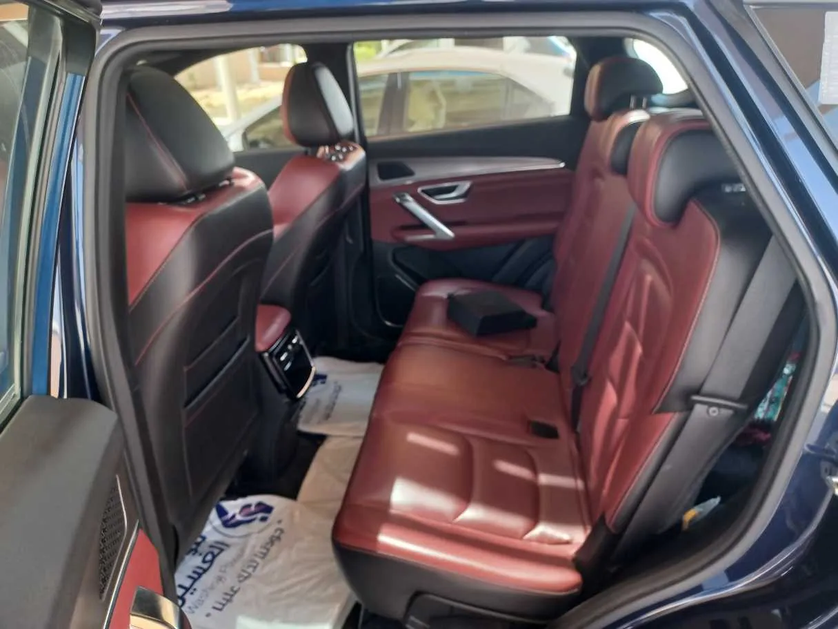 Car image 14