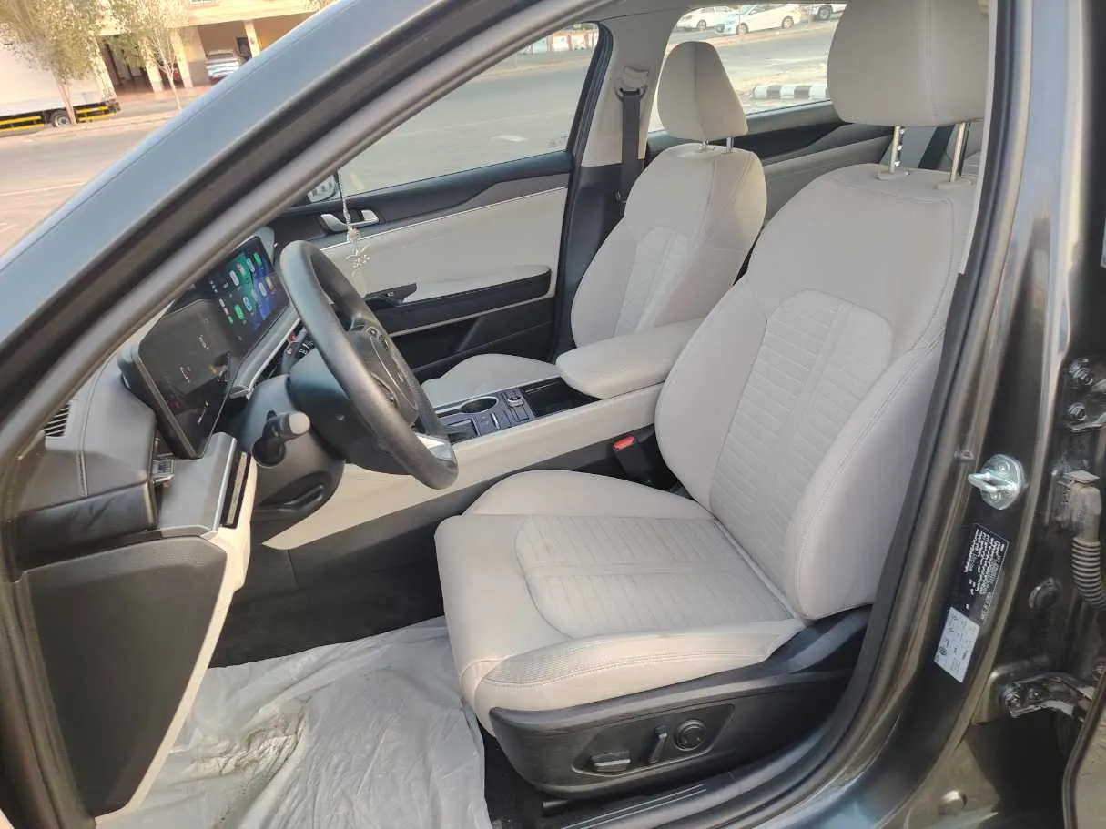Car image 12