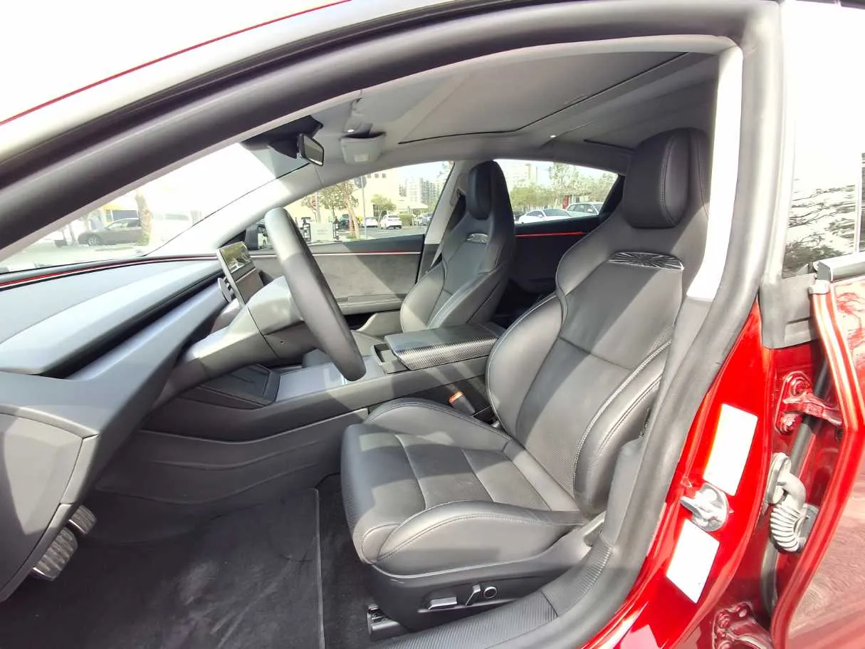 Car image 12