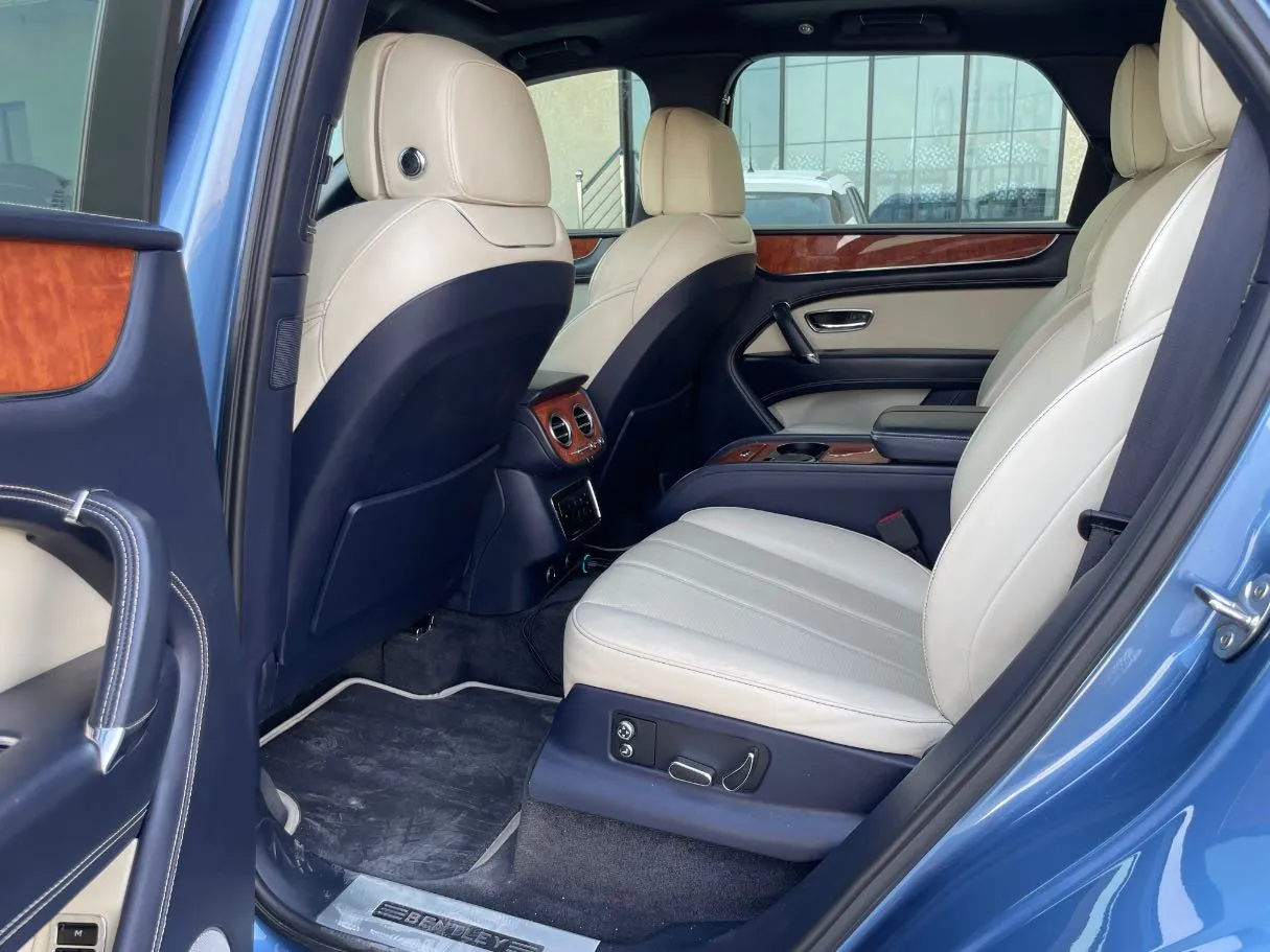 Car image 16
