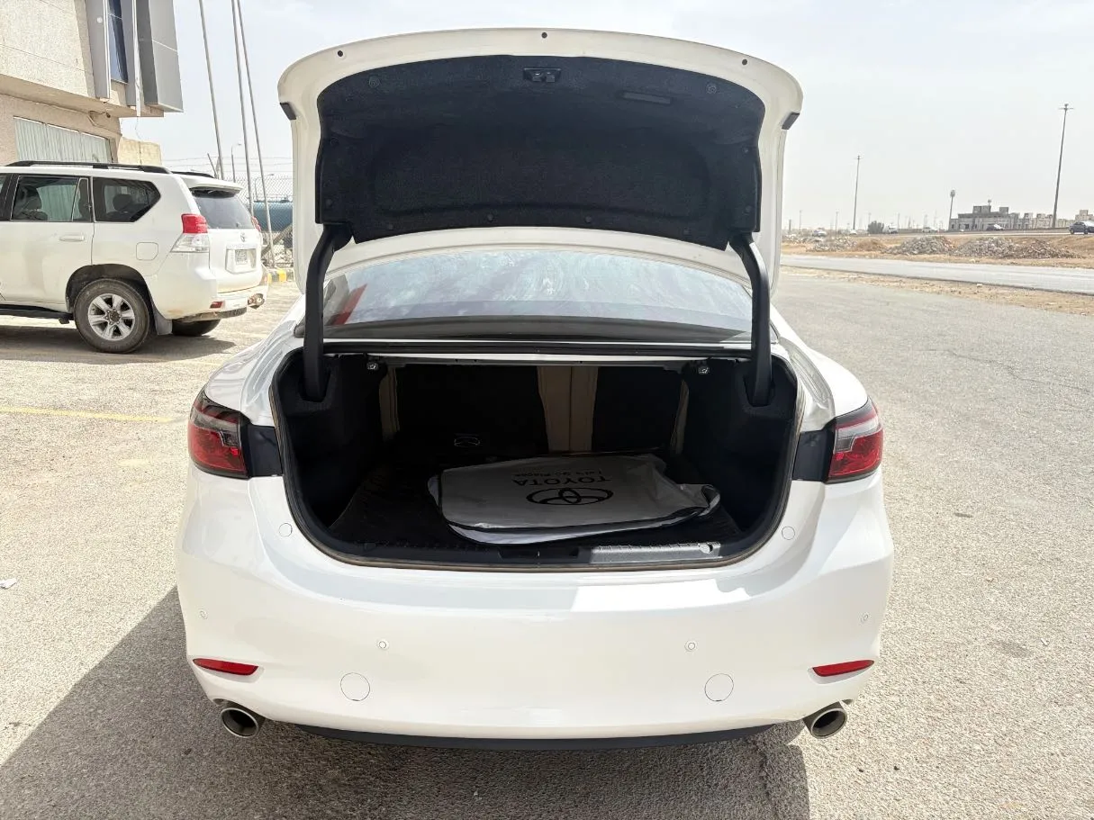 Car image 24