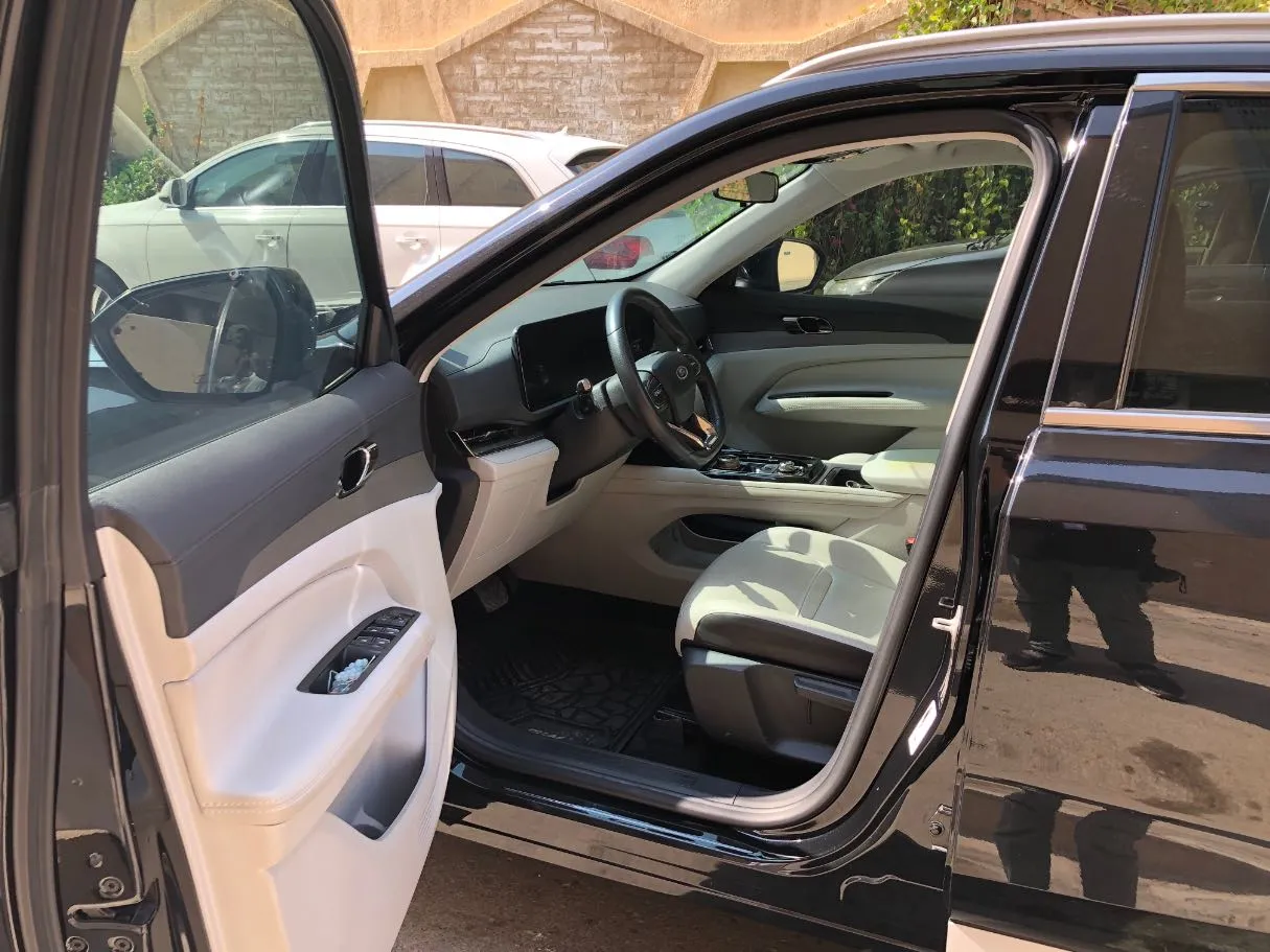 Car image 11