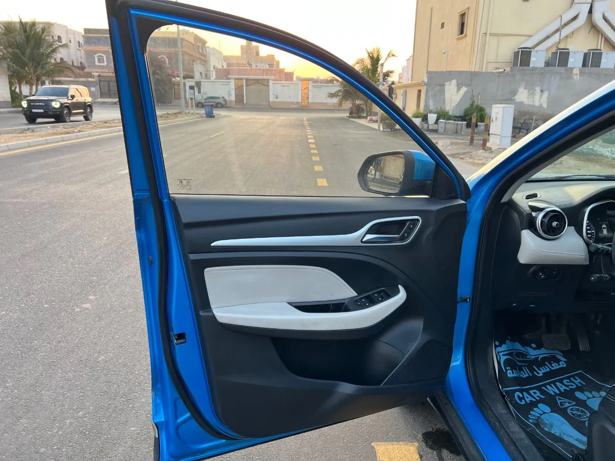 Car image 10