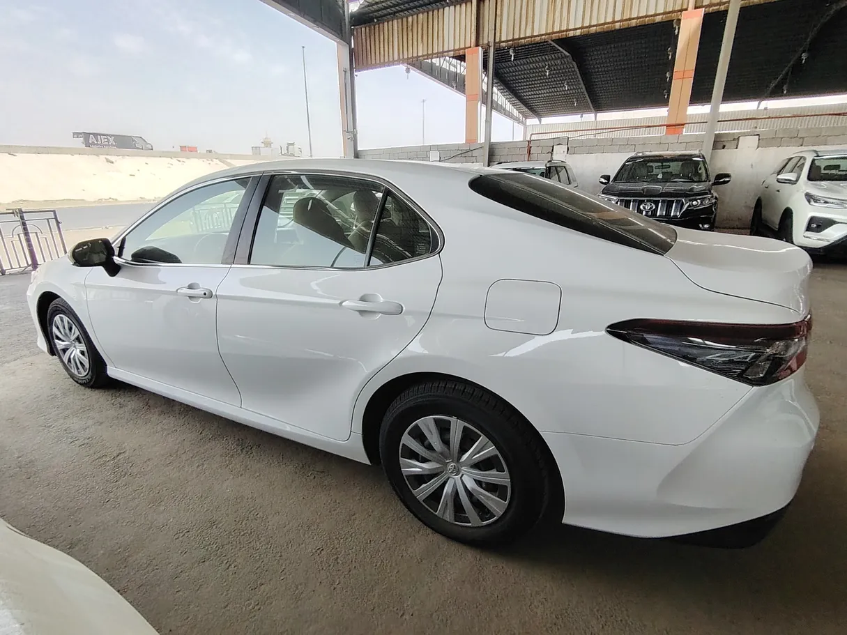 Car image 8