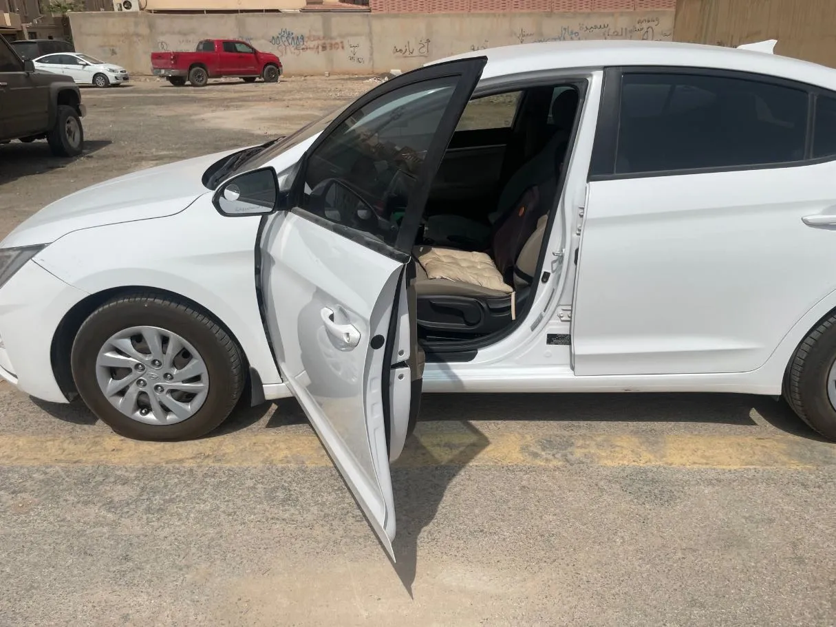 Car image 10