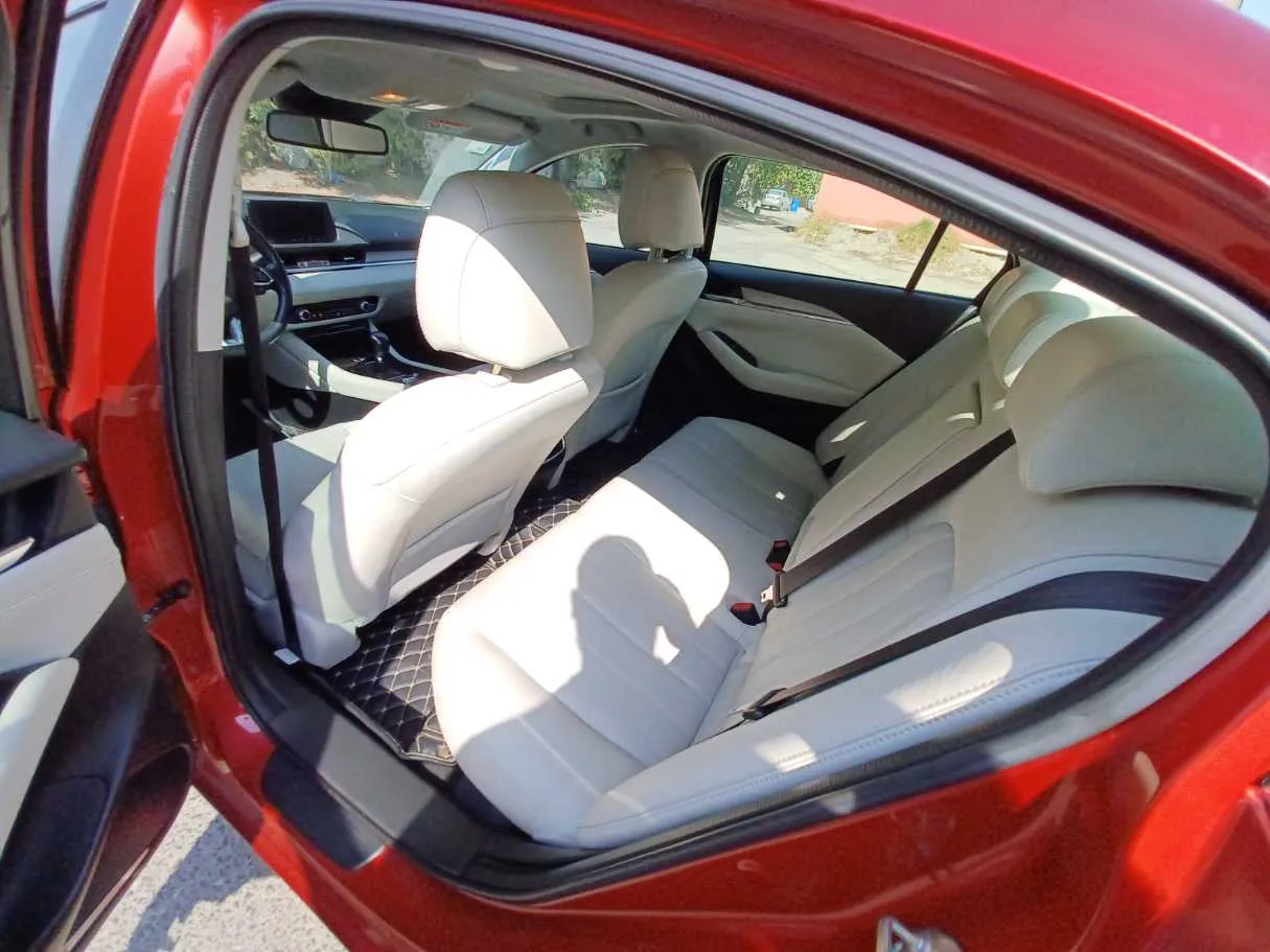 Car image 11