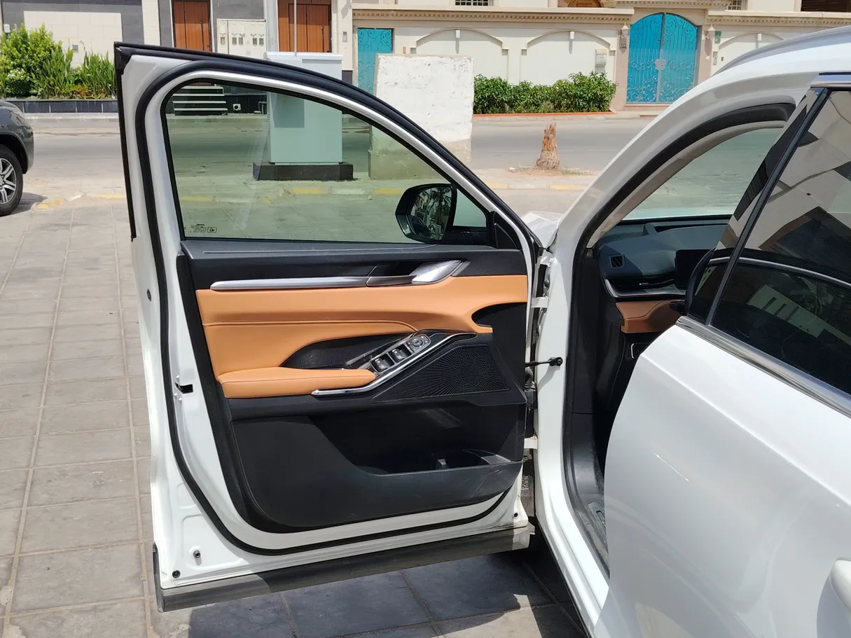 Car image 8