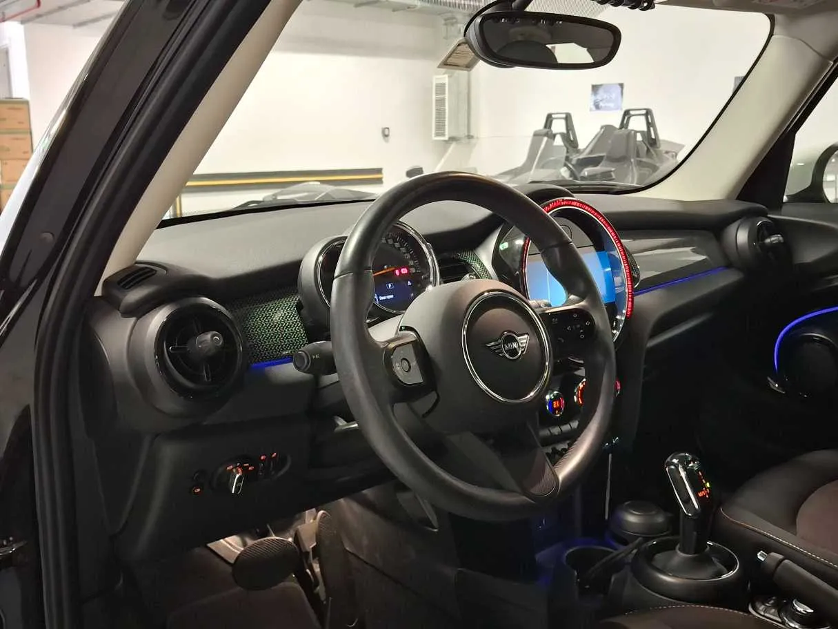 Car image 11