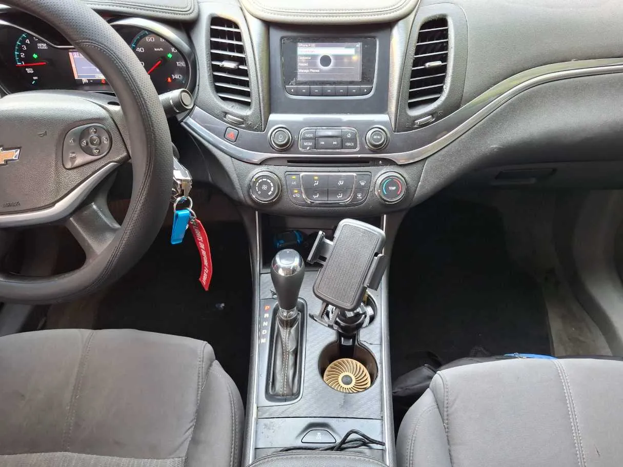 Car image 14