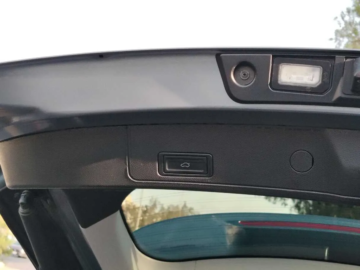 Car image 30