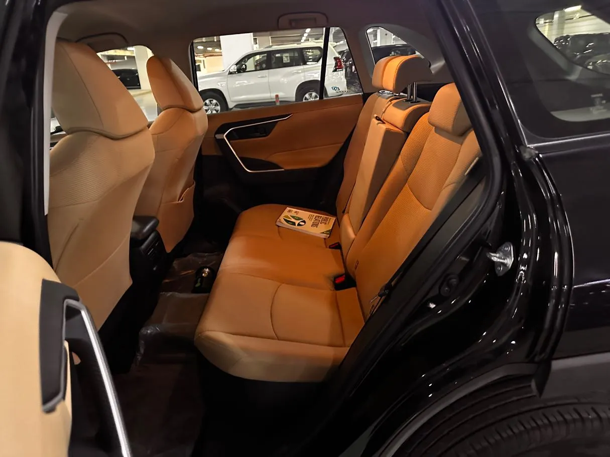 Car image 14