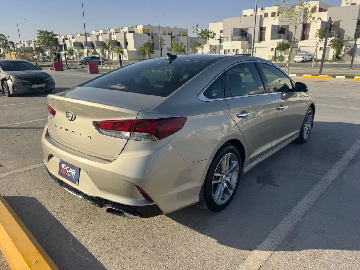 Car image 5