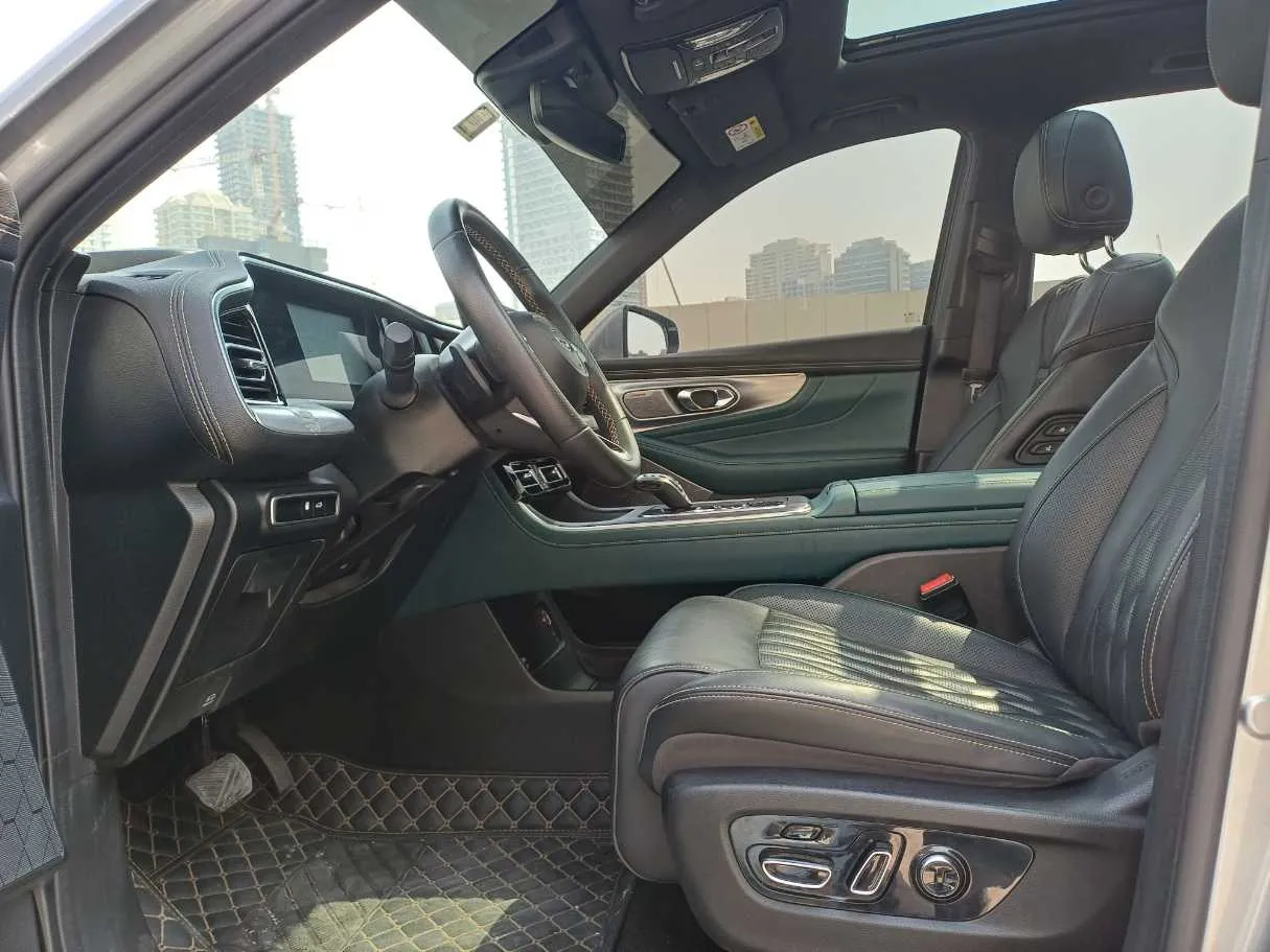 Car image 12