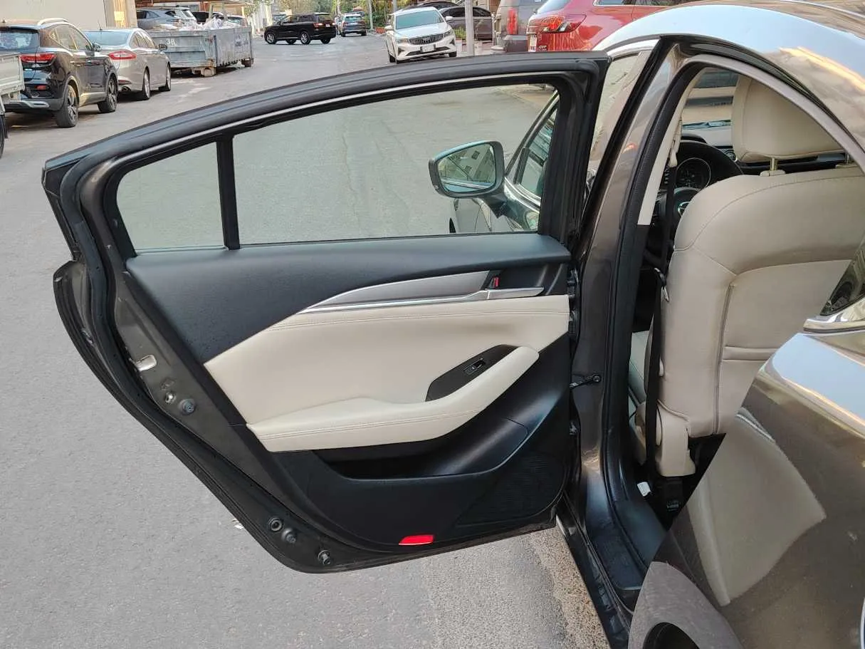 Car image 14
