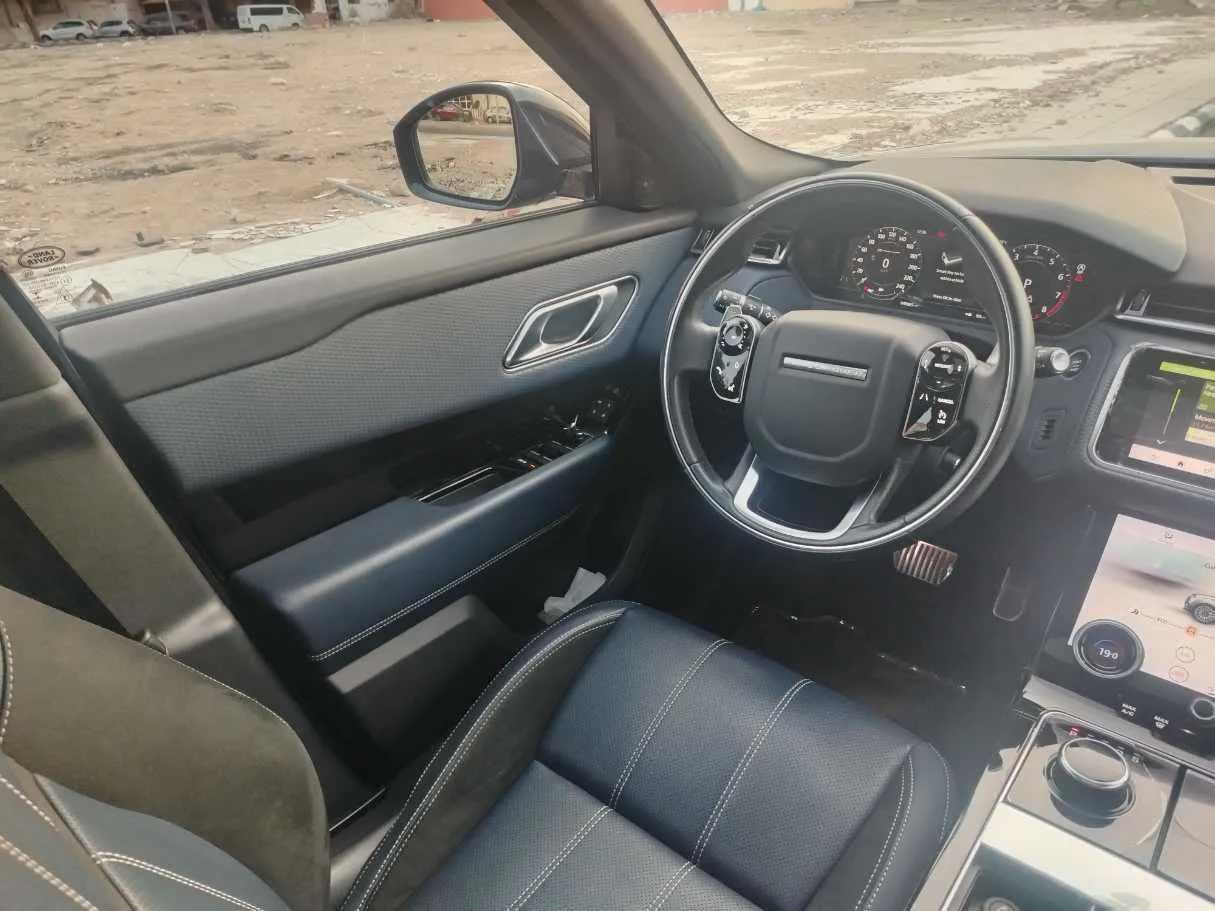 Car image 25