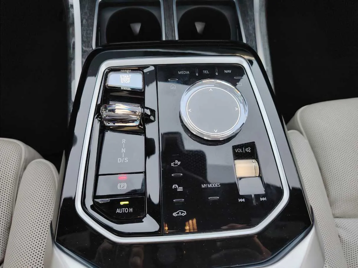 Car image 19