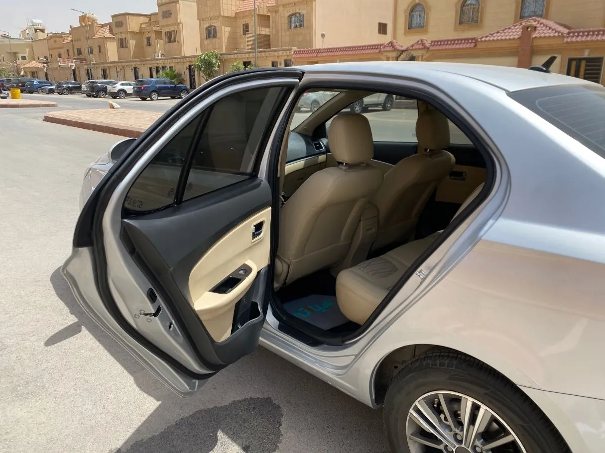 Car image 12