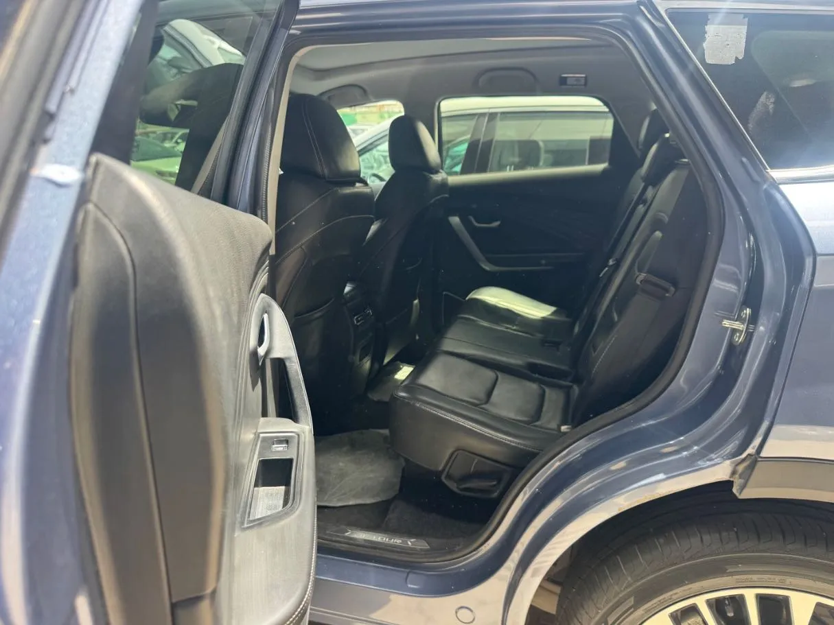 Car image 16