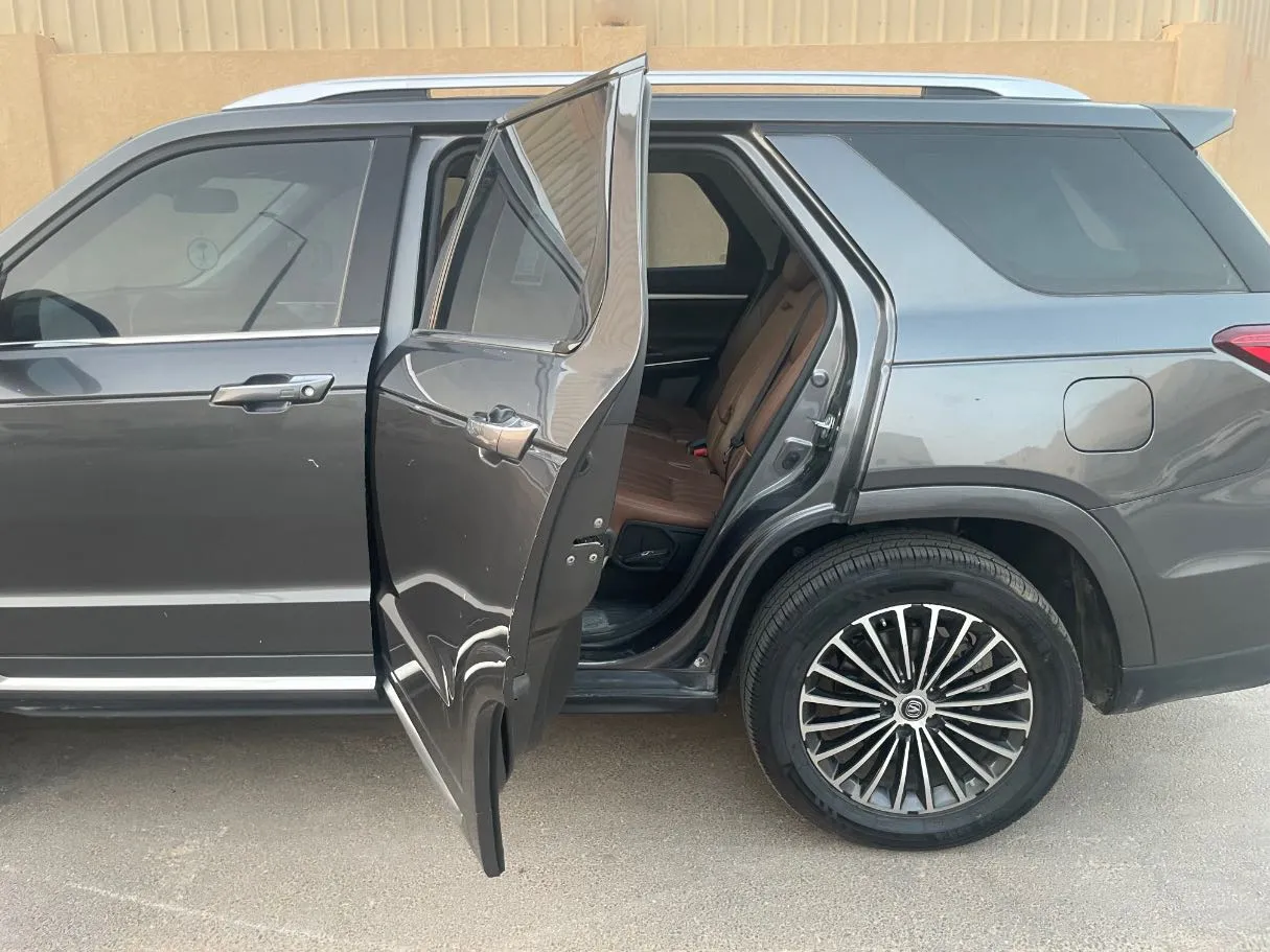Car image 14