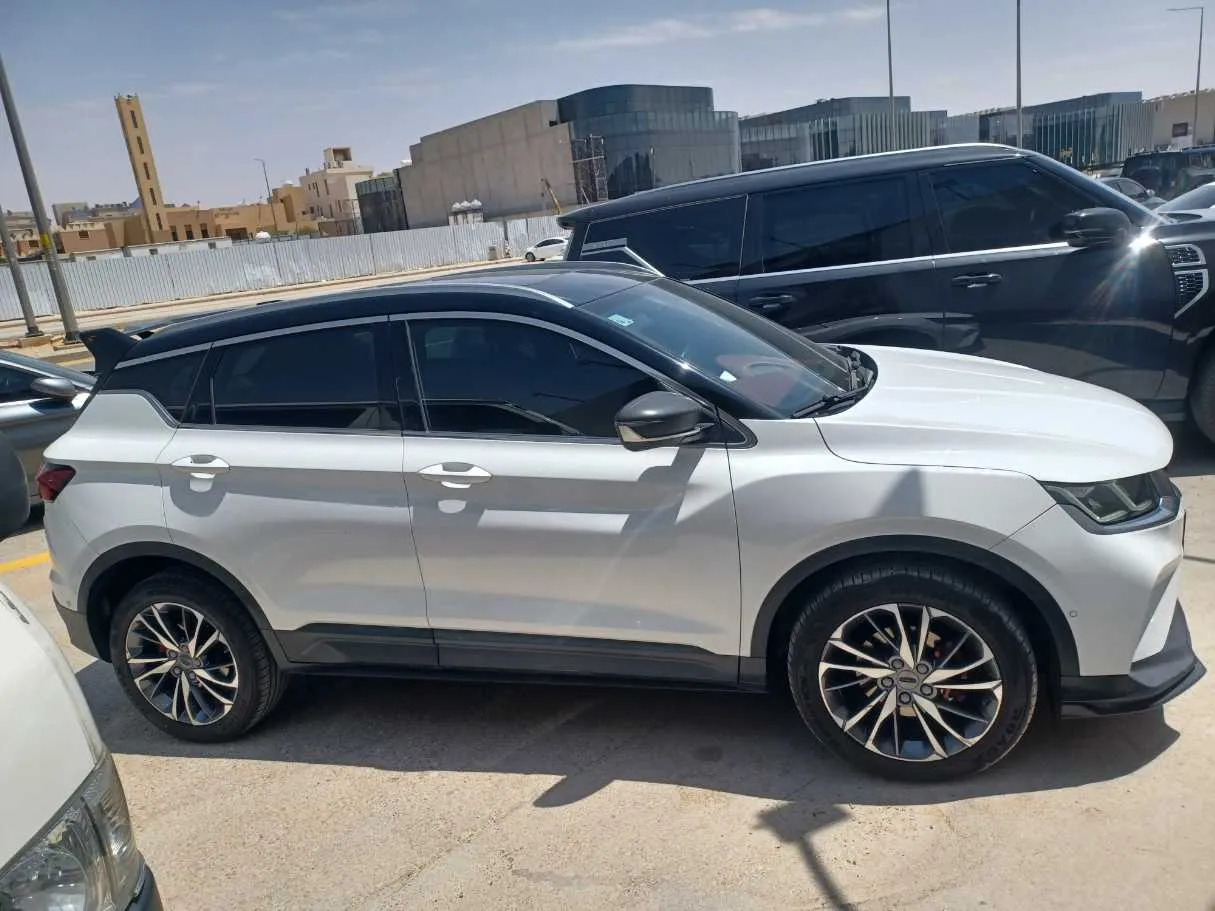 Car image 4