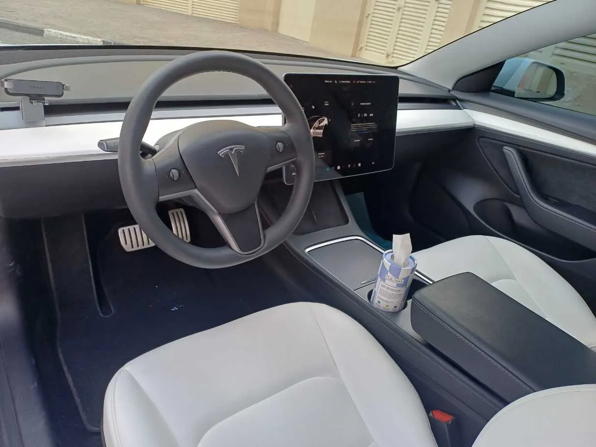 Car image 11