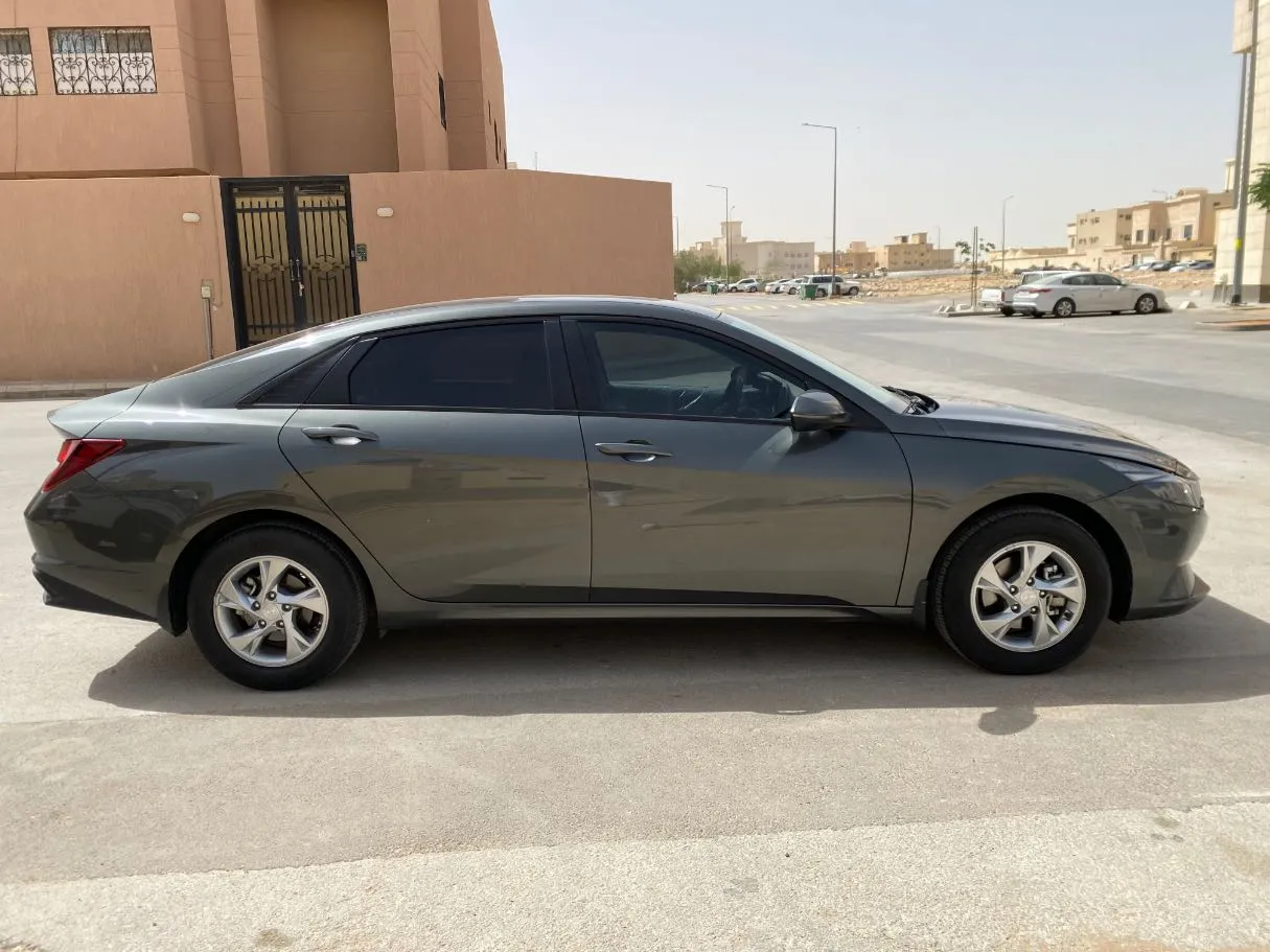 Car image 4