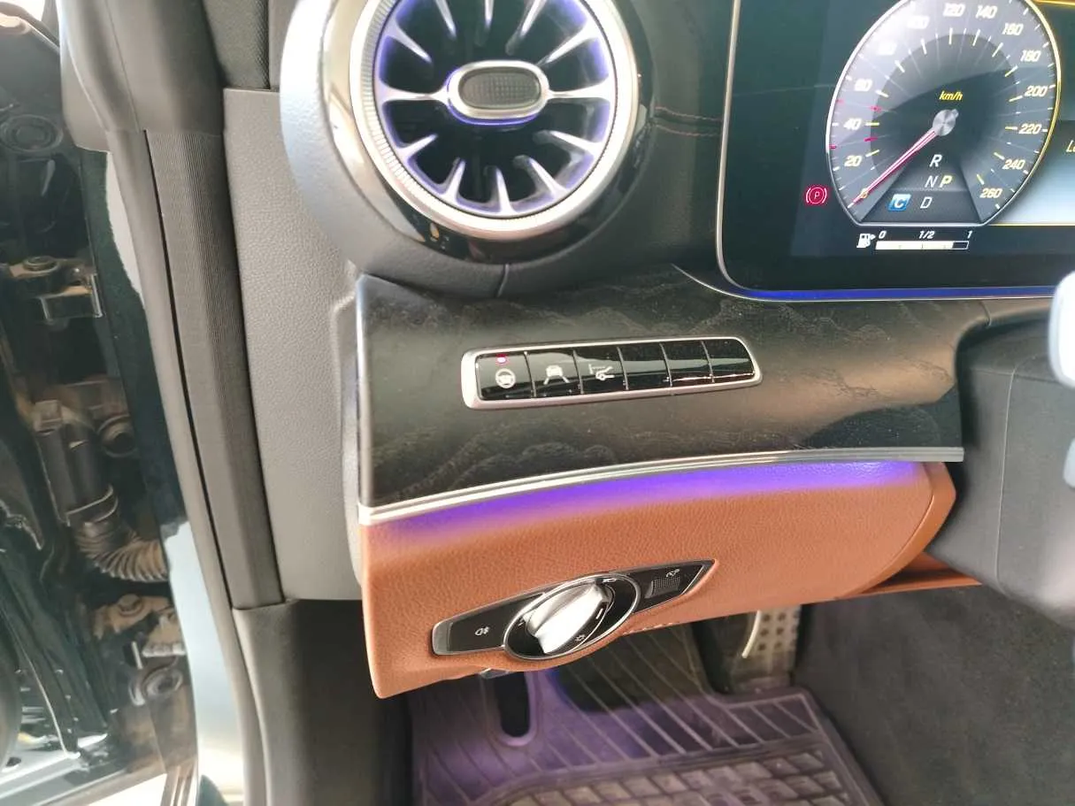 Car image 27