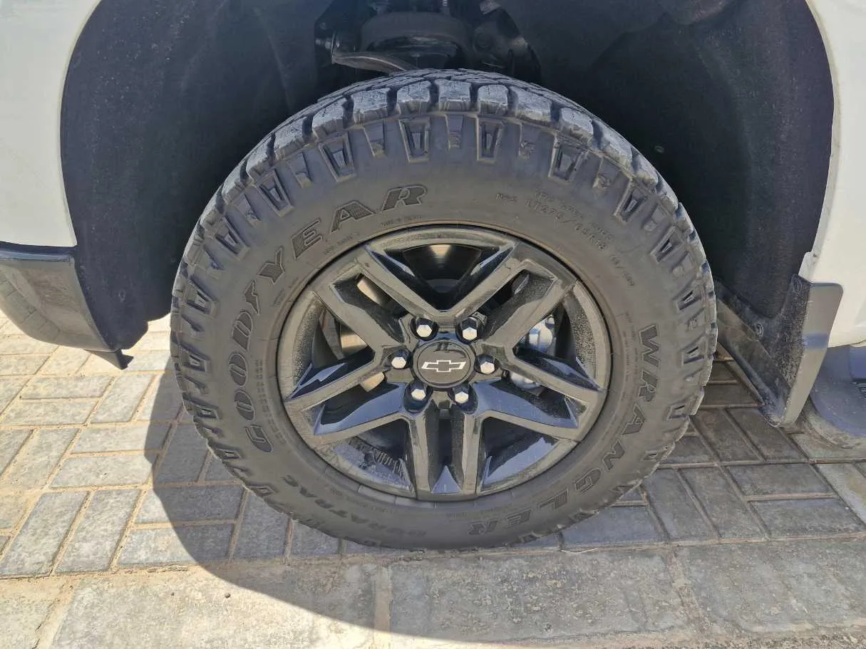 Car image 10