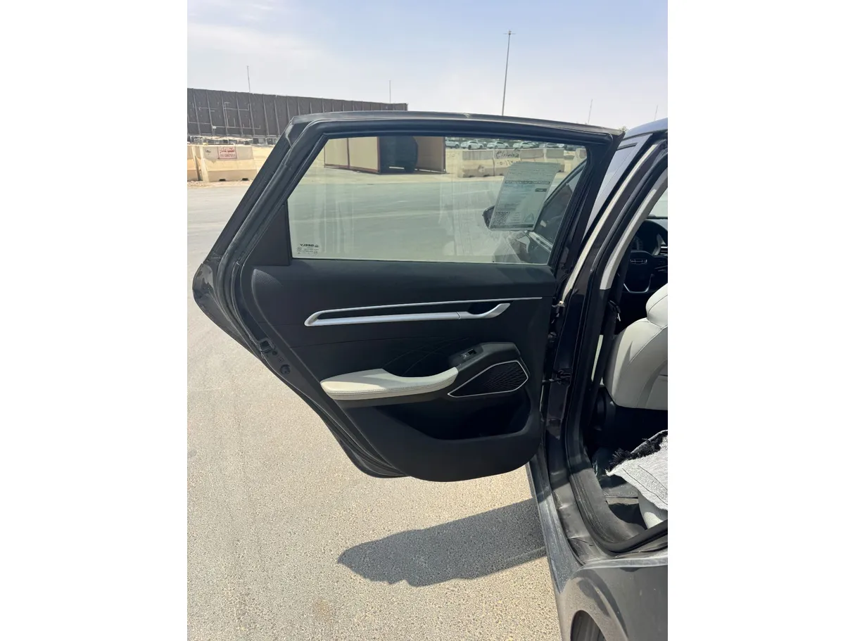 Car image 12