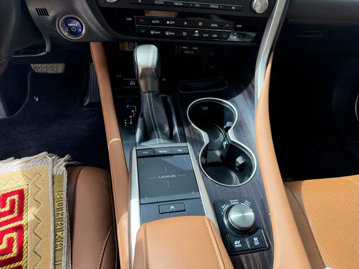 Car image 17