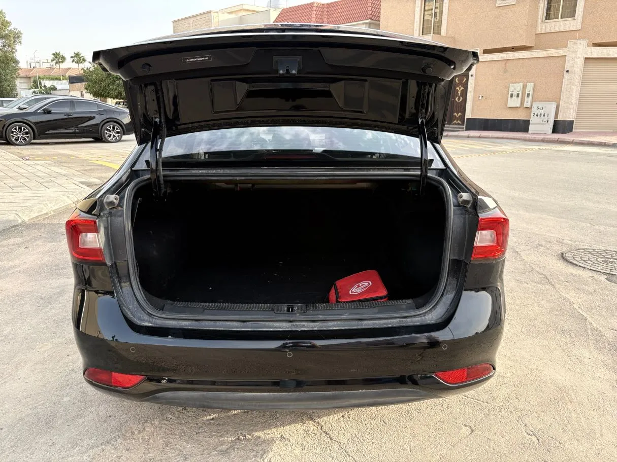 Car image 24