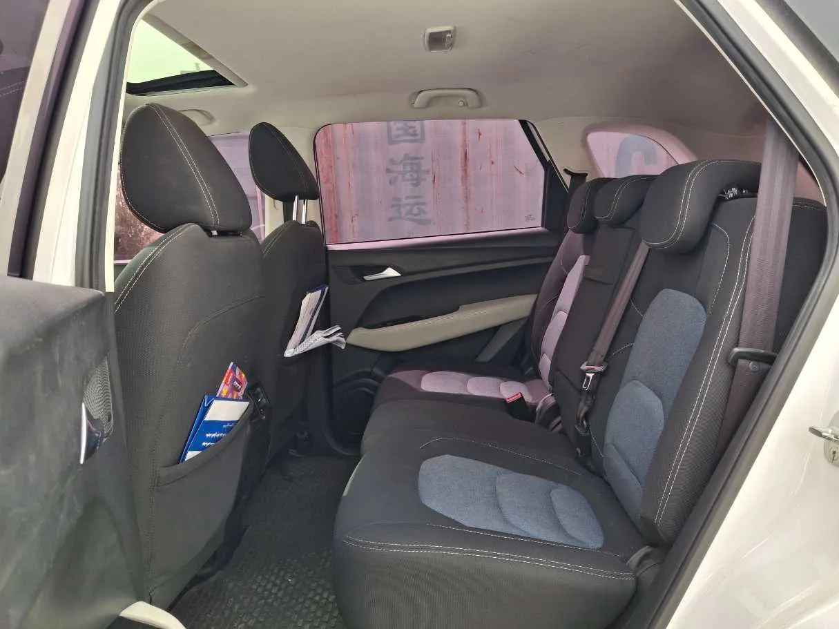 Car image 13