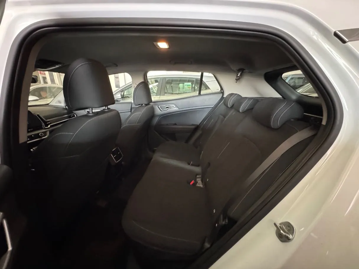 Car image 10