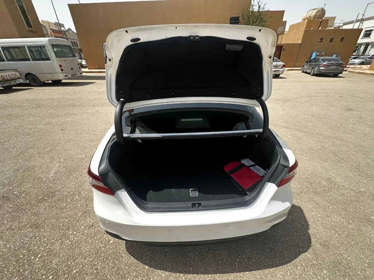 Car image 23