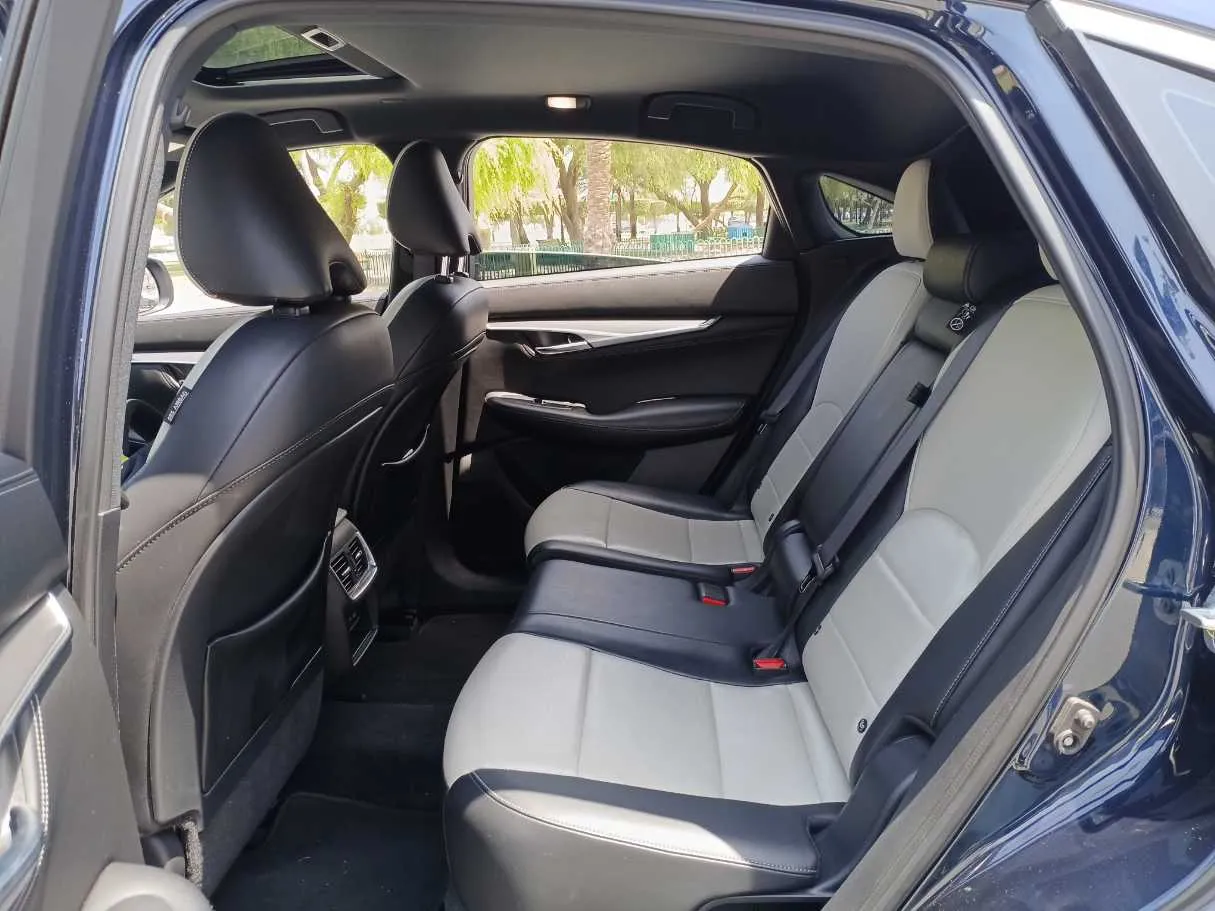 Car image 13