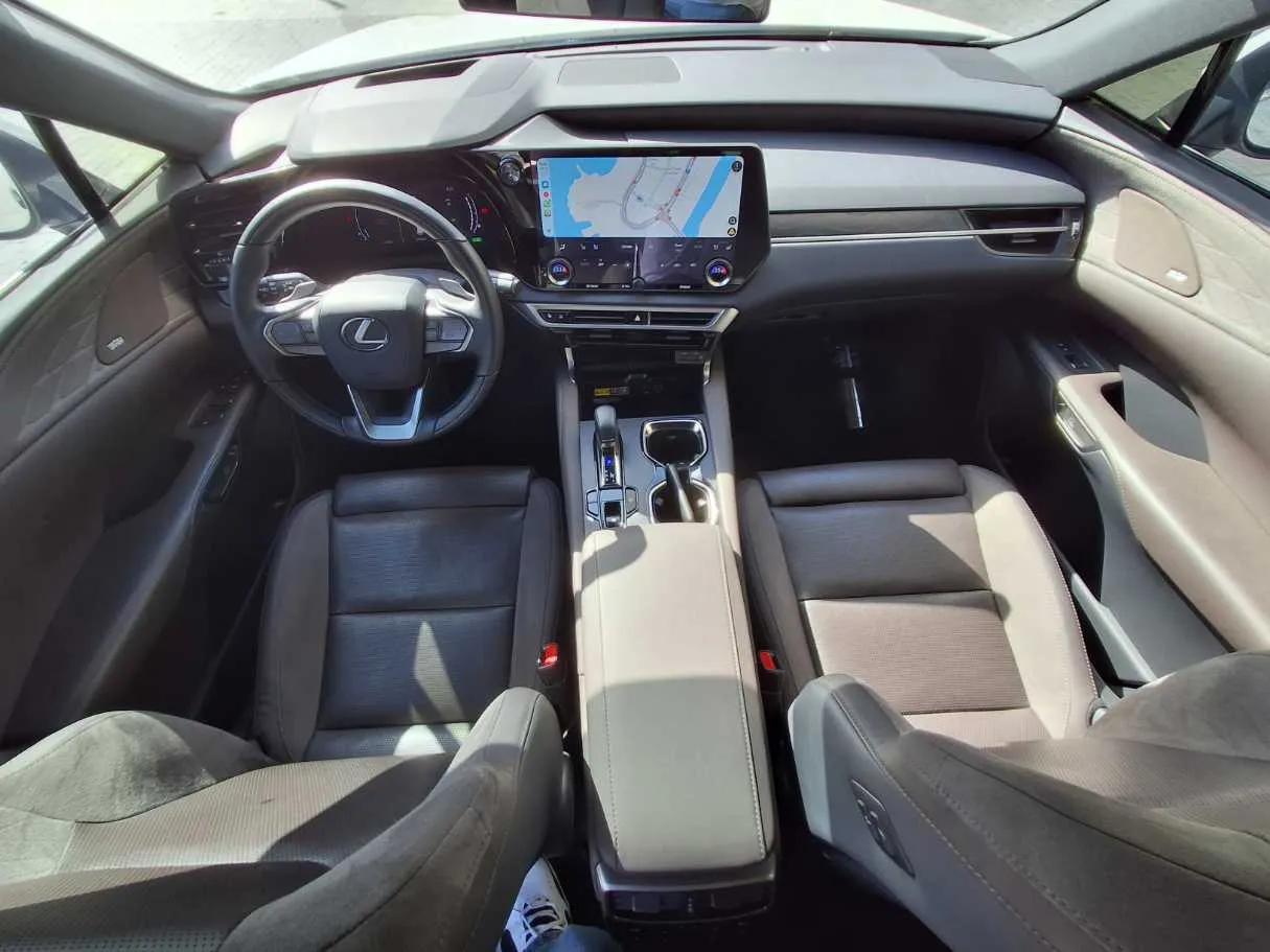 Car image 14