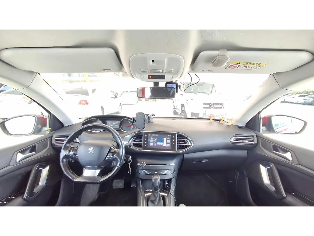 Car image 14