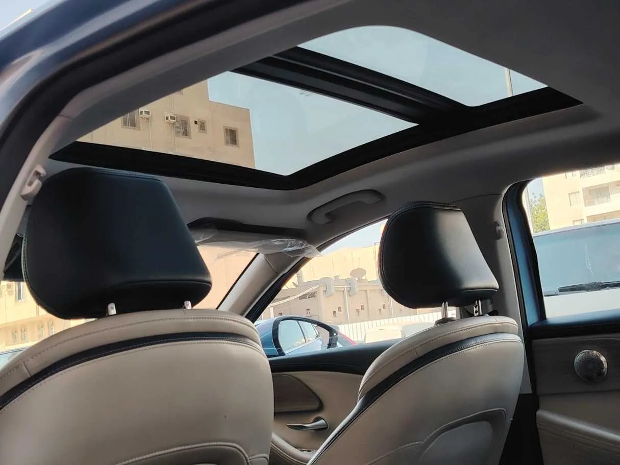 Car image 17